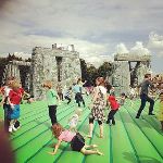 Nafukovací Stonehenge v londýnskych parkoch